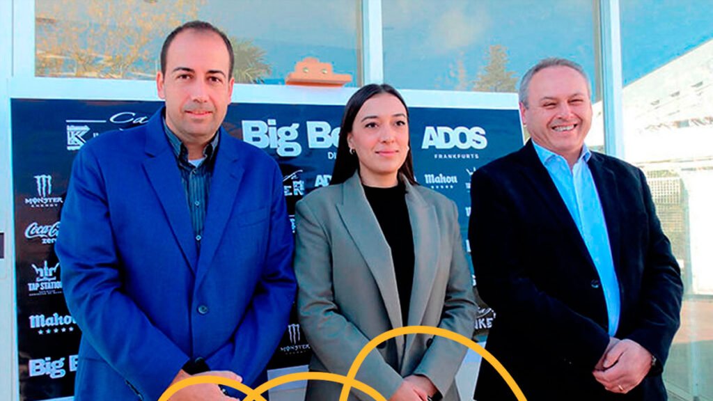 Esteve Niubó, responsable de la empresa que realizará la reforma, Romina Andrioli, portavoz de la firma Búnker que ha comprado el complejo y Jordi Calvís, alcalde de Golmés.