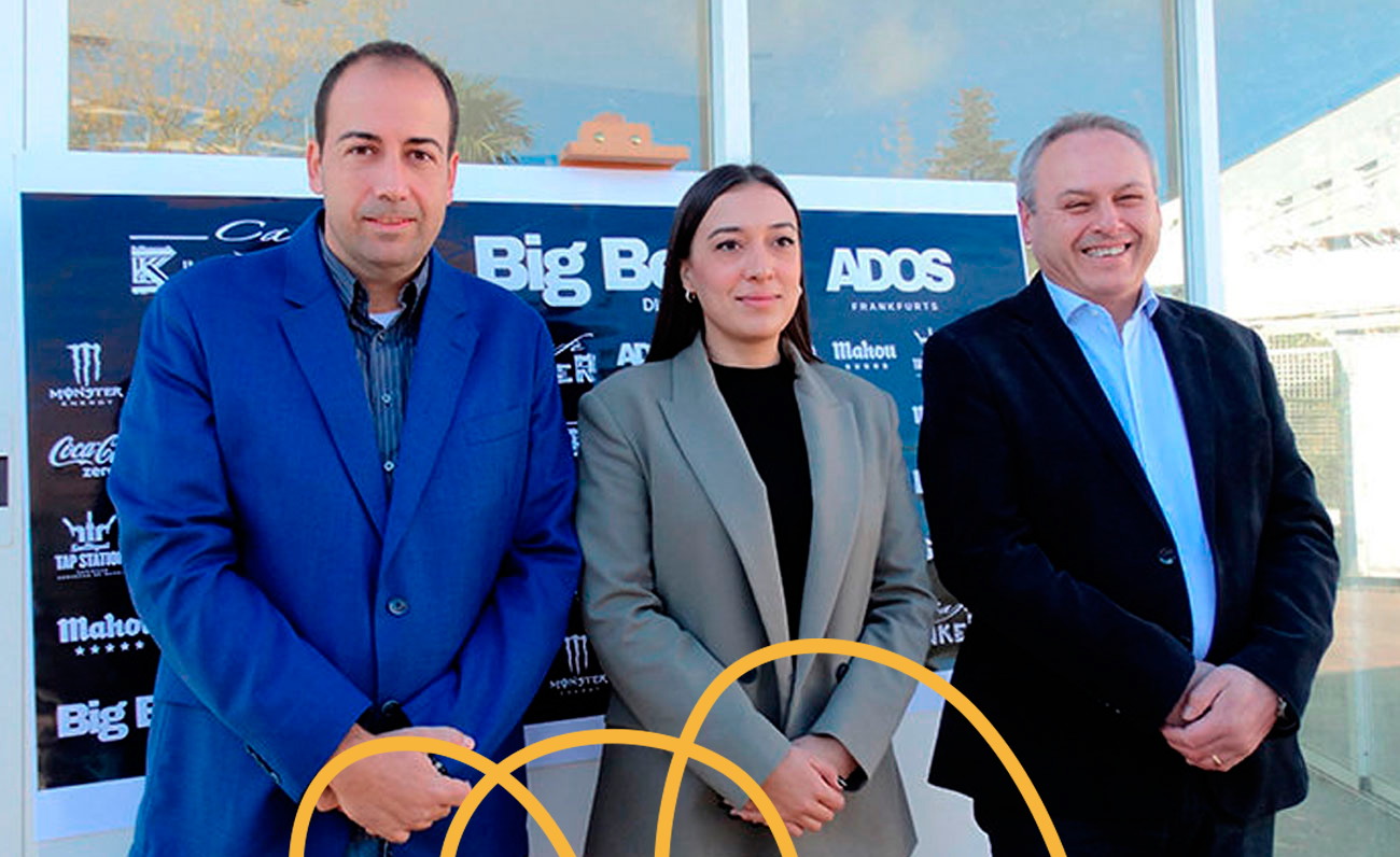 Esteve Niubó, responsable de la empresa que realizará la reforma, Romina Andrioli, portavoz de la firma Búnker que ha comprado el complejo y Jordi Calvís, alcalde de Golmés