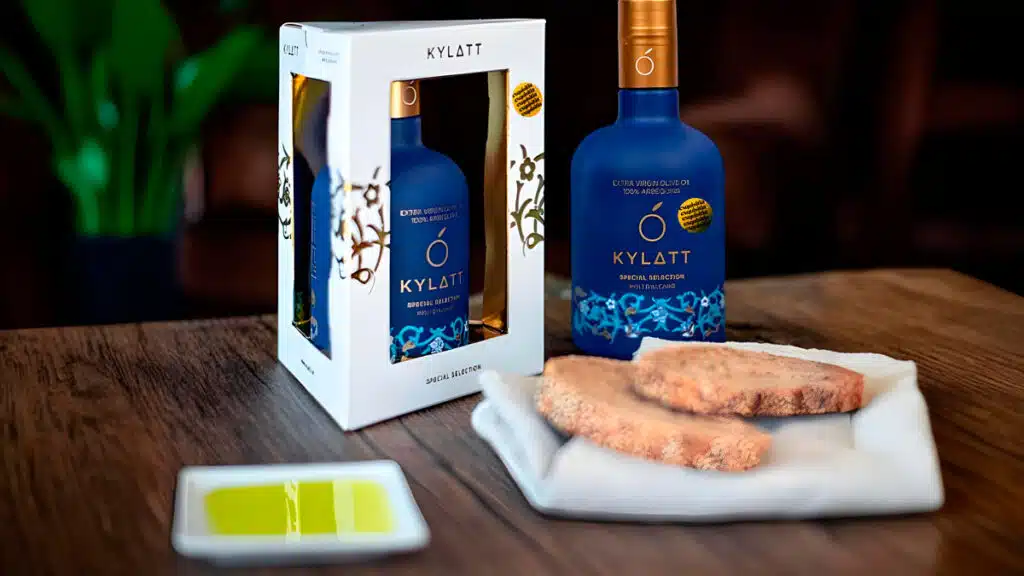 Aceite Kylatt DOP Les Garrigues, botella azul y estuche regalo con pan y aceite de oliva virgen extra premium