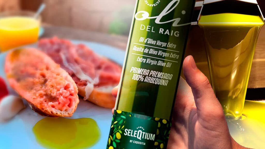 Los 10 mejores Aceites de Oliva Gourmet para regalar (Cosecha 2026) 20 Aceite Oli del Raig Seleqtium vertido en pan con tomate y jamón, cosecha temprana.