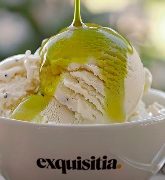 Helado de vainilla con aceite de oliva virgen extra premium Exquisitia cayendo por encima, servido en bol blanco