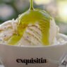 Helado de vainilla con aceite de oliva virgen extra premium Exquisitia cayendo por encima, servido en bol blanco