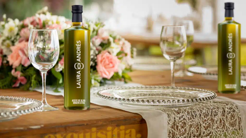 Botella de aceite de oliva virgen extra personalizada como detalle exclusivo para bodas y eventos gourmet en mesa decorada