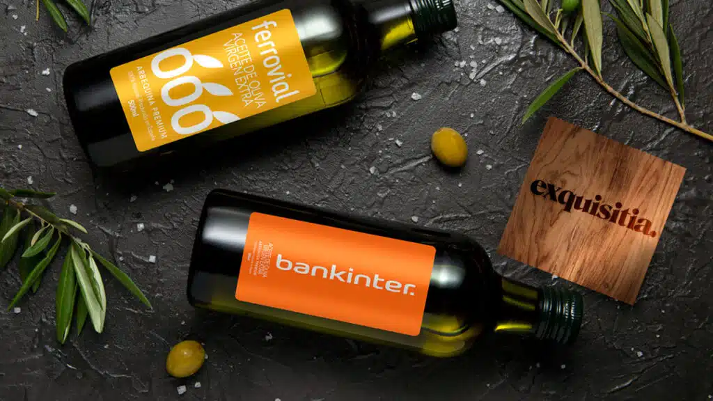 Botellas de aceite de oliva virgen extra personalizadas con logos de empresas como regalo corporativo gourmet Exquisitia.com