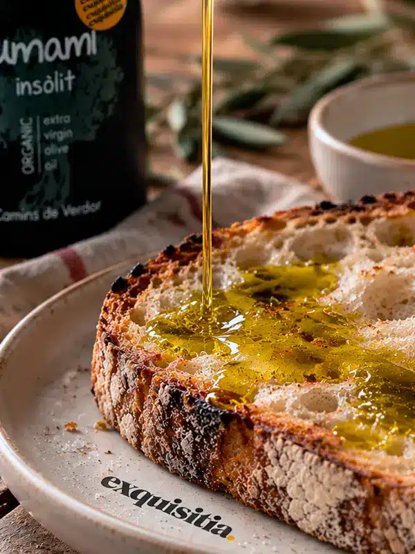 Chorro de Aceite Umami Insòlit Camins de Verdor sobre un pan artesanal.