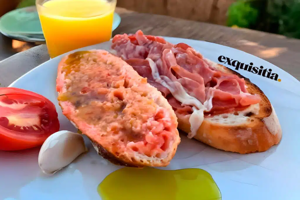 Desayuno mediterráneo con pan con tomate, jamón ibérico y aceite de oliva virgen extra premium de Lleida, estilo gourmet Exquisitia.