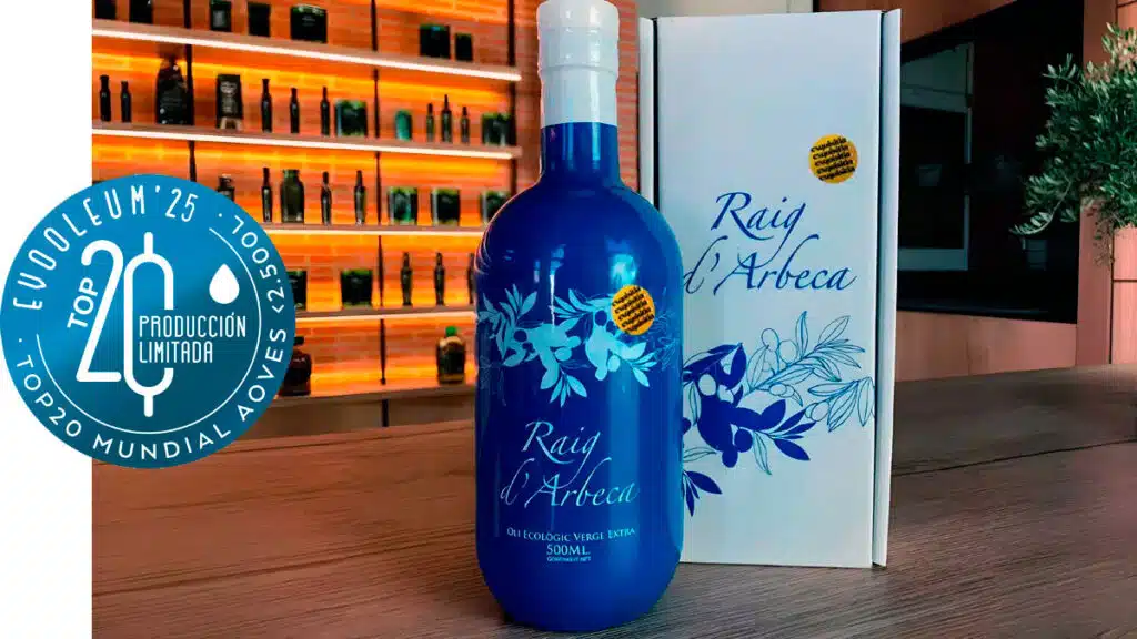 Botella de aceite de oliva virgen extra Raig d’Arbeca, premiado en el TOP 20 mundial EVOOLEUM, junto a su caja y el sello de producción limitada