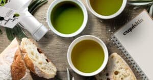 Cata de aceite de oliva en casa con distintos aceites gourmet y pan artesanal