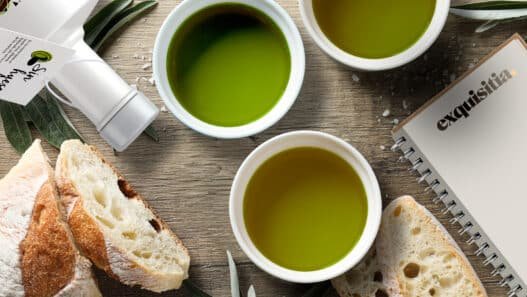 Cata de aceite de oliva en casa con distintos aceites gourmet y pan artesanal