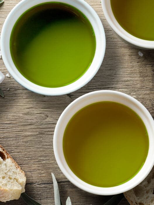 Cata de aceite de oliva en casa con distintos aceites gourmet y pan artesanal