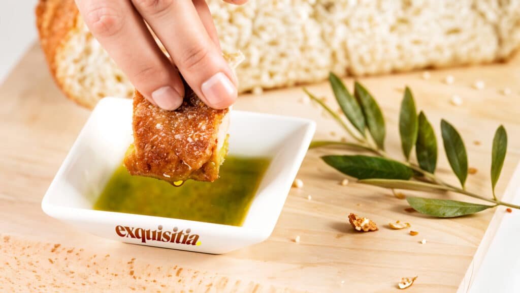 Probar aceite de oliva virgen extra en crudo con pan durante una cata casera